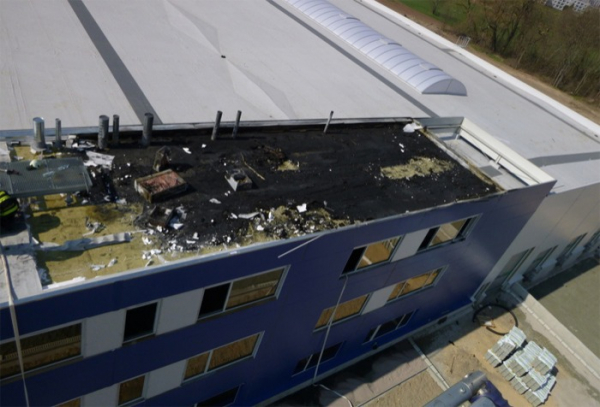V Jičíně hořela střecha nově budované průmyslové haly
