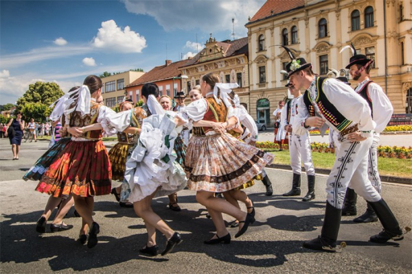 Na folklorním festivalu v Lázních Bělohrad se představí přes 500 účinkujících z celého světa