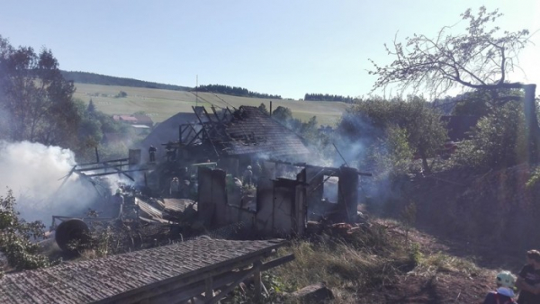 Čtyři lidé byli zraněni při požáru stodoly v Pecce na Jičínsku, škoda na majetku je 1,5 milionu