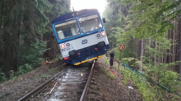 Vlak na Jičínsku po nárazu do stromu vykolejil