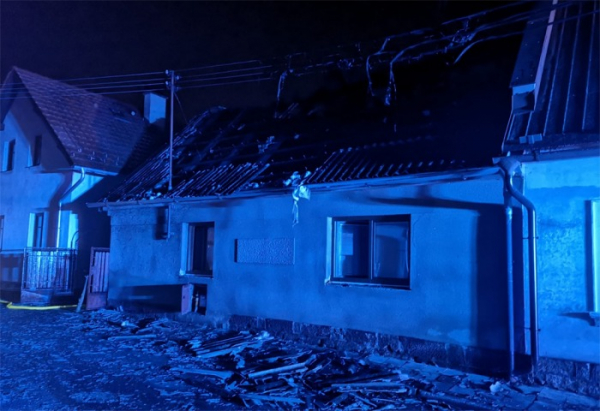 Požár střechy rodinného domu v Železnici