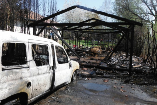 Na Hořicku hořela pergola a osobní vozidlo, rodinný dům hasiči zachránili