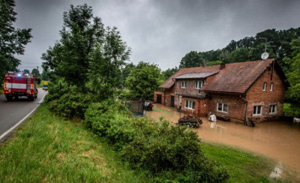Hasiči odstraňují následky přívalových dešťů na Jičínsku, Hradecku a Rychnovsku