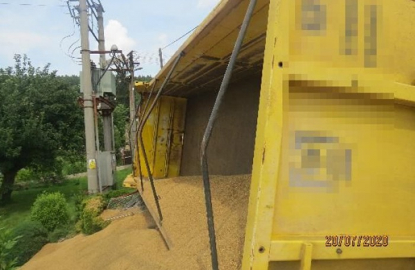 Ve Dřevěnicích na Jičínsku se převrátil nákladní vůz se 14 000 kg ječmene