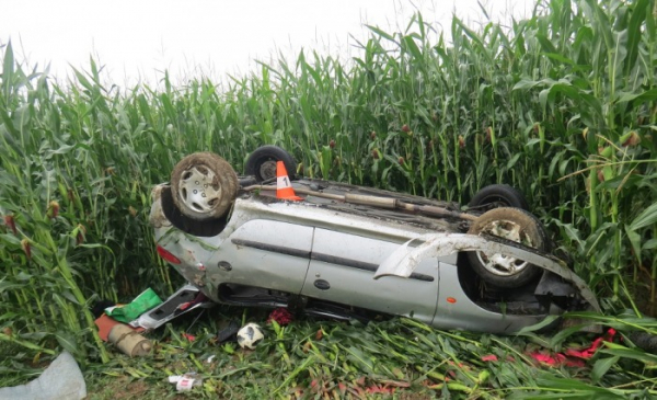 Řidička nezvládla řízení na mokré vozovce a skončila v kukuřičném poli, kde se převrátila na střechu