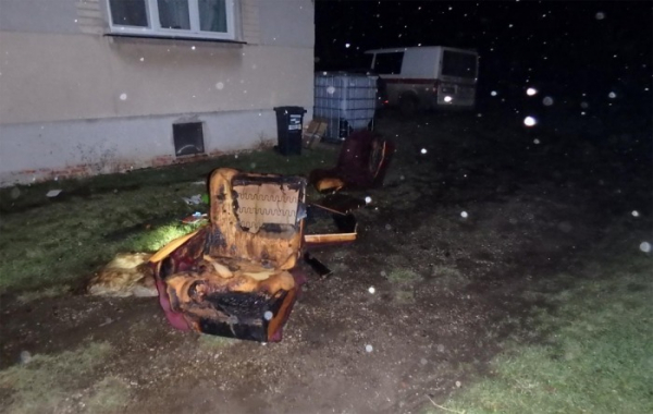 V bytě v Ohnišťanech hasiči nalezli ohořelou pohovku, jeden člověk při požáru zemřel