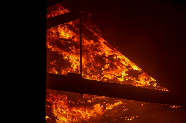 Vyšetřování květnového požáru skladovací haly v Polici nad Metují skončilo