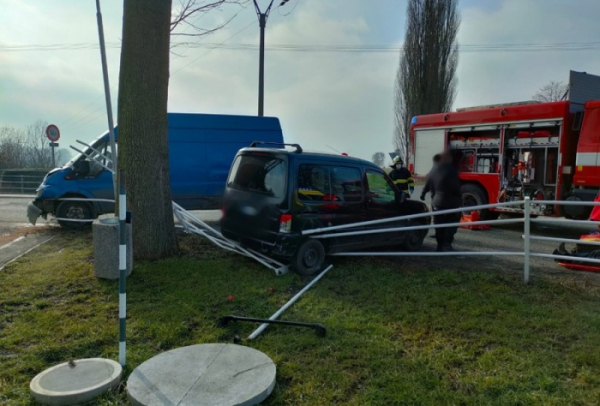Při střetu dvou vozidel na Hořicku museli hasiči jednu osobu vyprošťovat