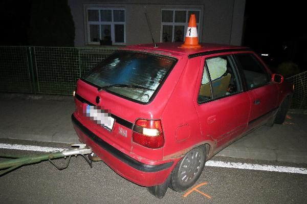 Opilý řidič nezvládl křižovatku a skončil v domě. Nadýchal přes 2 promile