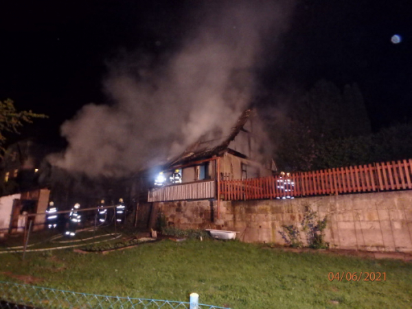 Noční požár chalupy v Dolní Brusnici na Trutnovsku si vyžádal jednu oběť