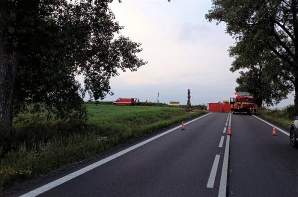 V Jičíněvsi došlo ke střetu motocyklu s traktorem, motorkář i spolujezdec na místě zemřeli