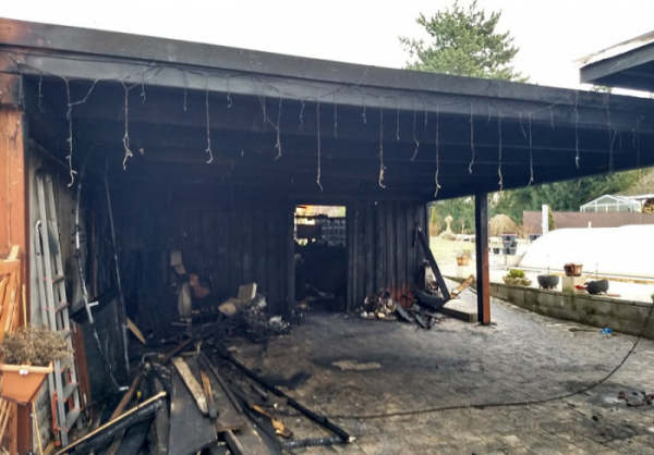 V Jičíně hořela garáž, škoda je odhadnuta na 1,5 milionu korun