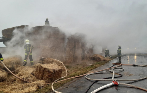 Tři jednotky hasičů likvidovali požár stohu u Kopidlna, škoda je 50 tisíc korun