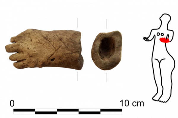 Pod budoucím pavilonem jičínské nemocnice našli archeologové vzácný kus sošky z doby kamenné