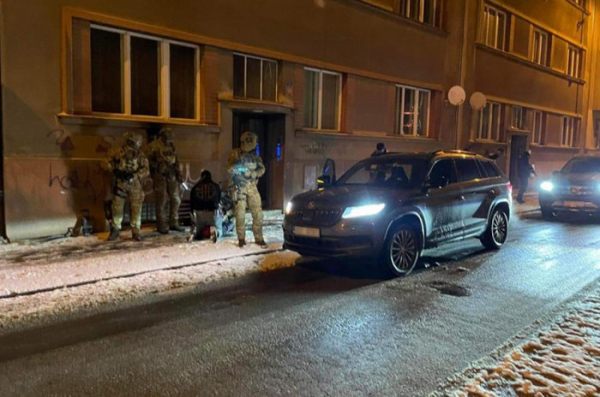 Policisté a celníci zadrželi na Královéhradecku drogové dealery, našli u nich také střelivo