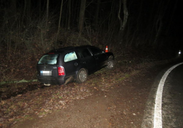 43letá řidička jedoucí od Pecky na Borovici nezvládla zatáčku a skončila v příkopu. Zraněnou ženu si převzali záchranáři
