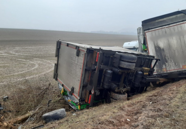 Při srážce kamionu s autem u Ohavče na Jičínsku vyhasl jeden lidský život, dvě další osoby se zranily