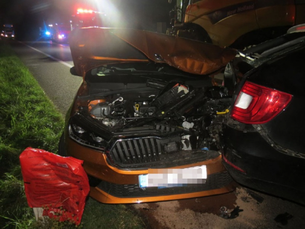 Na Jičínsku narazila dvě auta do kombajnu, jedna osoba se zranila