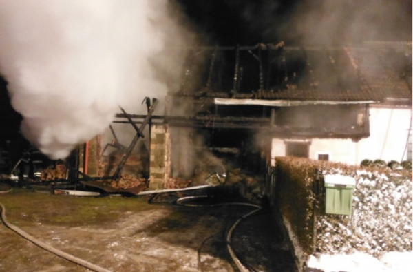 Požár na Jičínsku zničil garáž s vybavením a poškodil střechu