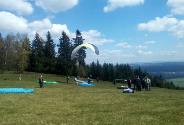 Na Zvičině havarovali během jedné hodiny dva paraglidisté