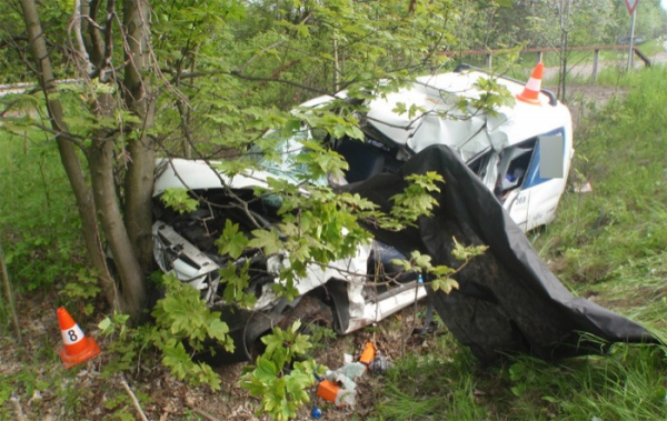 Při tragické nehodě osobního vozidla a dodávky zemřela jedna osoba